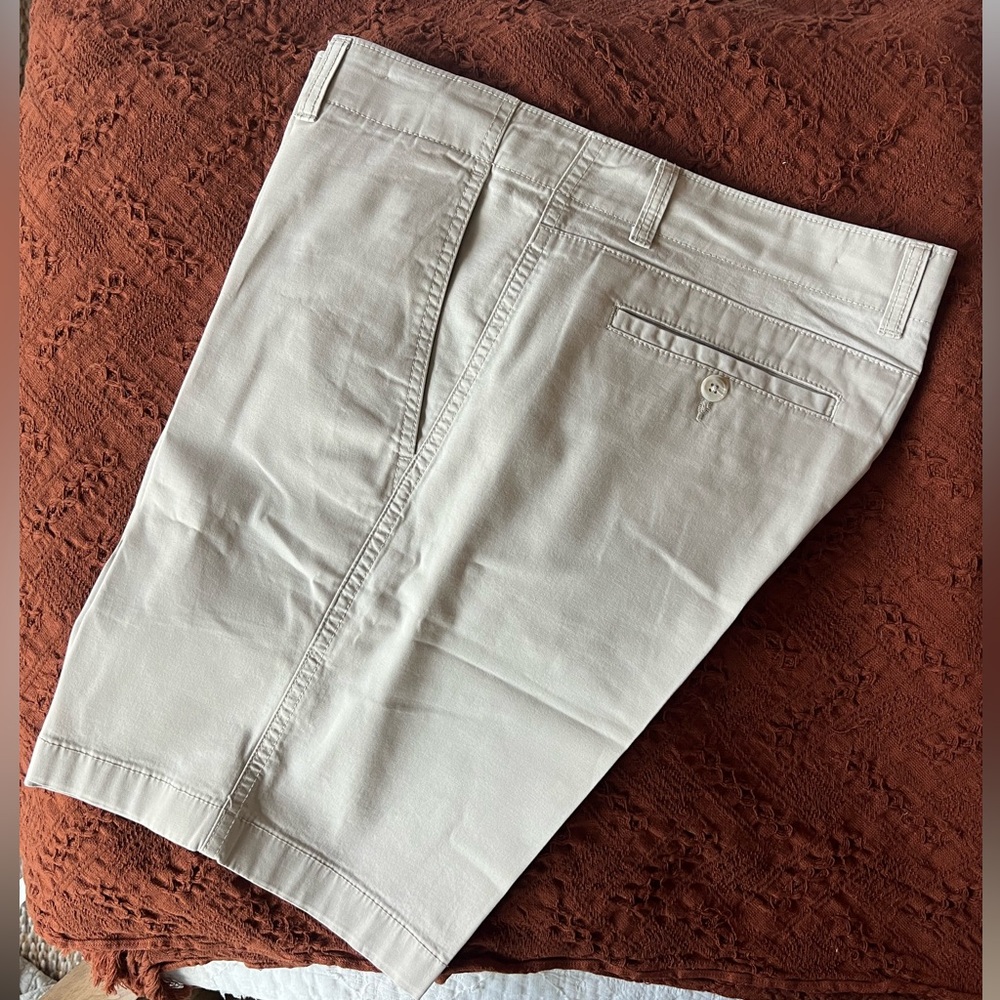 Roundtree & Yorke Beige Flat Front Shorts